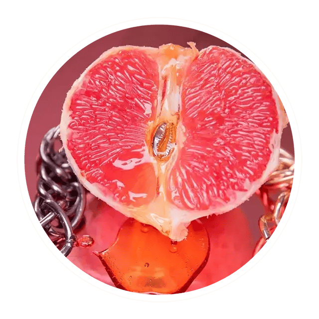 Symbolic image of intimate piercings represented by a grapefruit and metallic chains, highlighting safe and biocompatible jewelry by Eldi Jewelry.